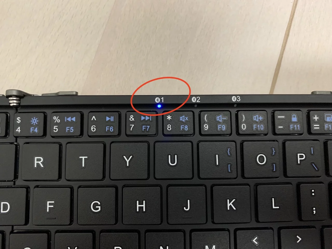 MOFT 折り畳み式キーボードのiPadと接続時のライト
