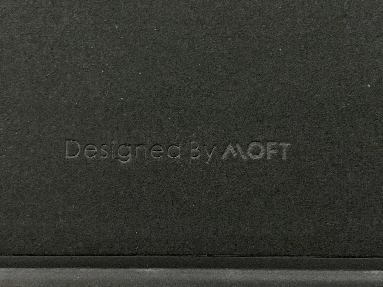 MOFT Floatの本体に表記されているロゴ