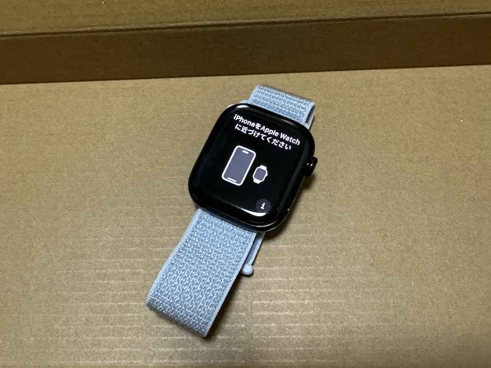 Apple Watch Series 10のバンド(スポーツループのブルークラウド)を本体に装着